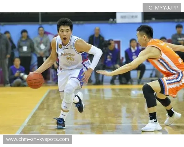 后卫在训练中练习罚球阻挡，表现获得教练慰问